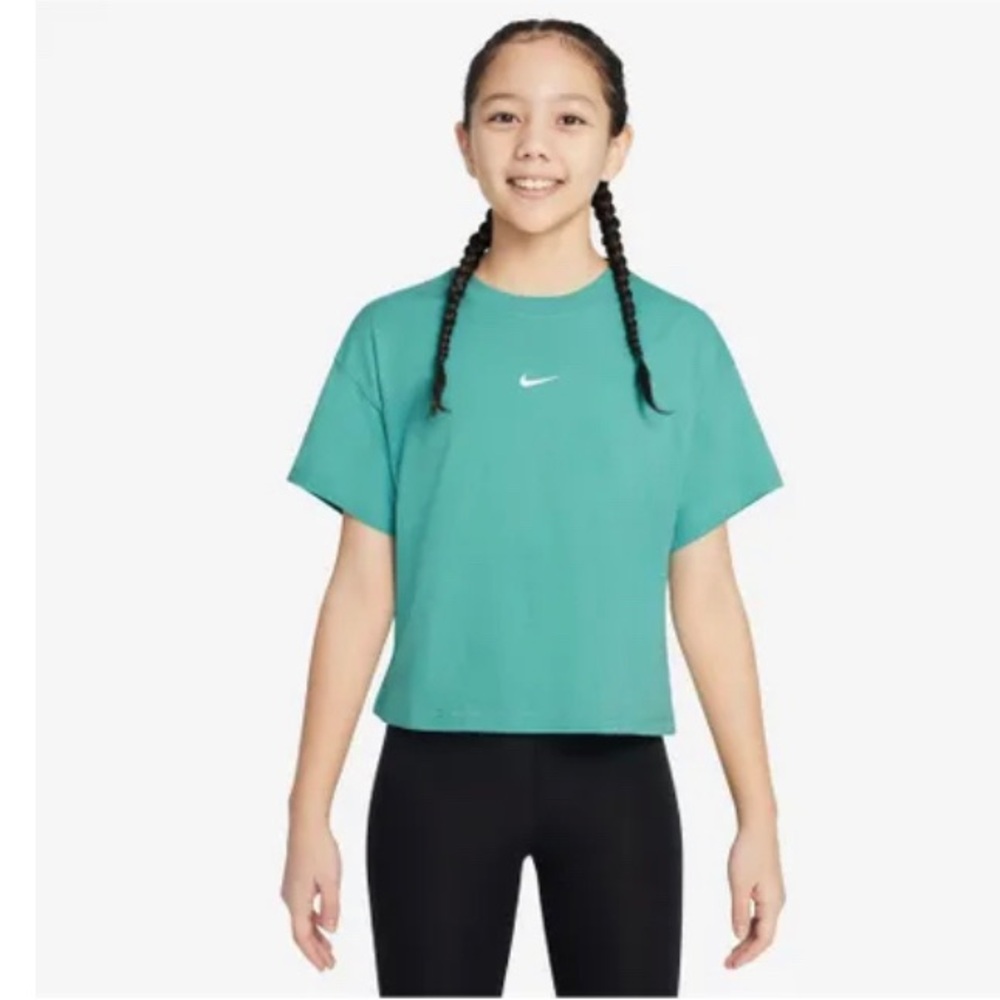 2/20$ 🛍️ Youth Nike Green Short Sleeve Tee Relaxed Fit